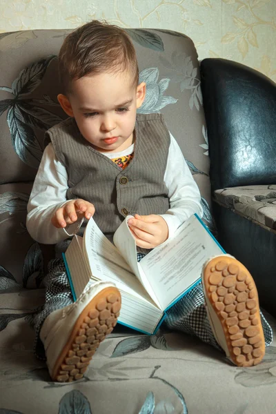 Портрет молодого хлопчика з книгою — стокове фото