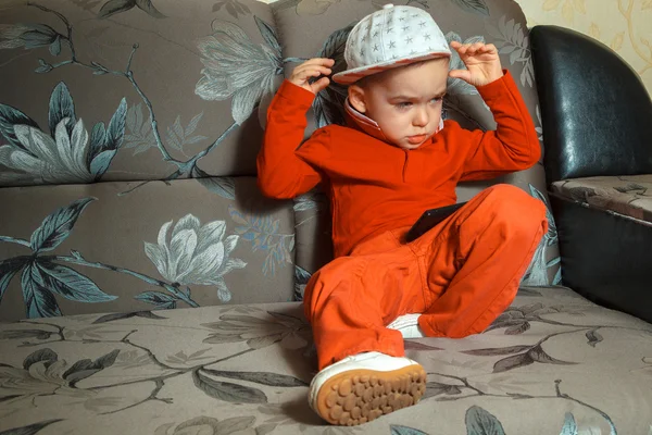 Jeune garçon en costume rouge et casquette — Photo