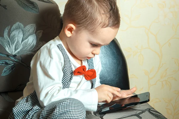 Маленький мальчик с мобильным телефоном — стоковое фото