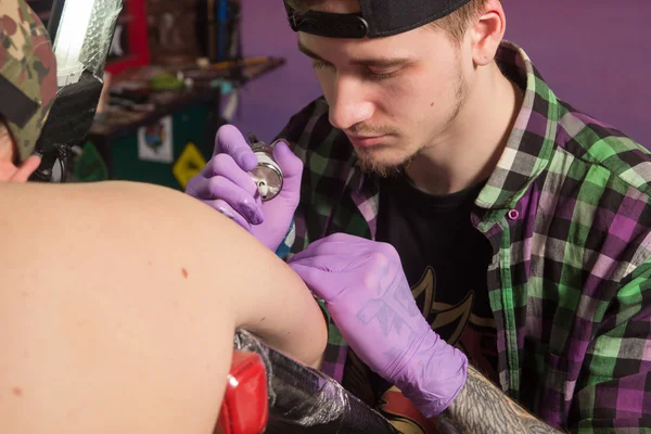 Tatooer está haciendo tatoo — Foto de Stock