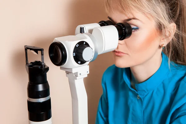 Augenarzt arbeitet in der Klinik — Stockfoto