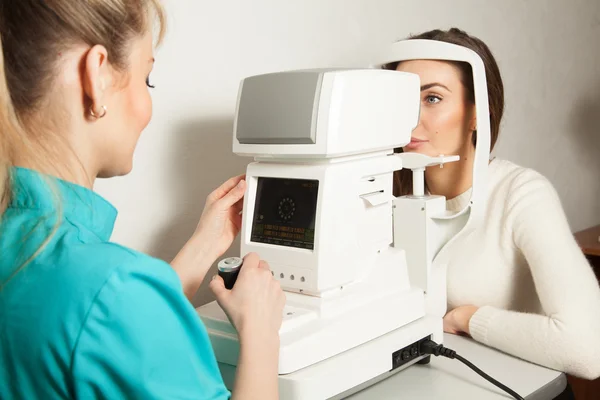 Médico comprueba las vistas —  Fotos de Stock