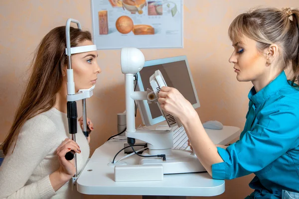 Patient beim Augenarzt — Stockfoto