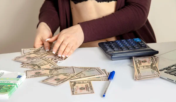 Mujer banco emloyee cuenta el dinero — Foto de Stock