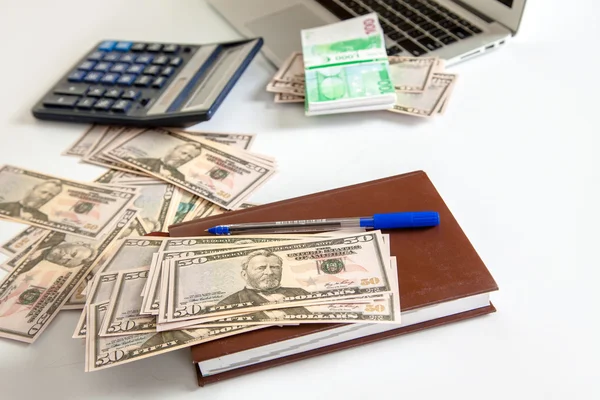 Банкноты лежат на столе — стоковое фото