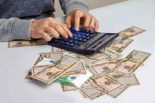 Hombre cuenta un montón de dinero — Foto de Stock