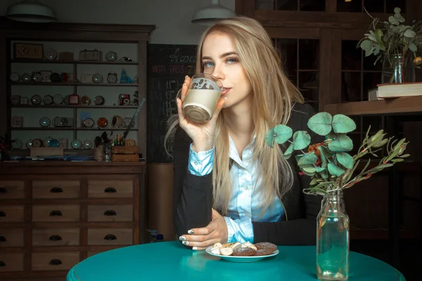 Schönes Mädchen mit einer Tasse Kaffee — Stockfoto