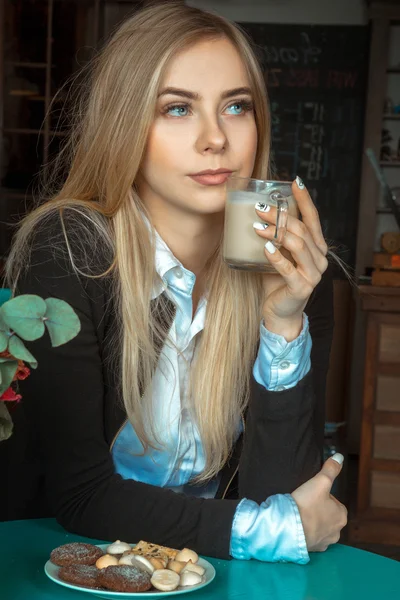 Beautiful girl drinks coffee — Stock Photo, Image