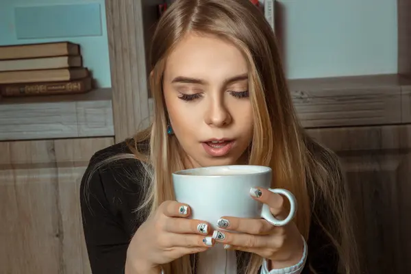 Mujer rubia bebe té — Foto de Stock
