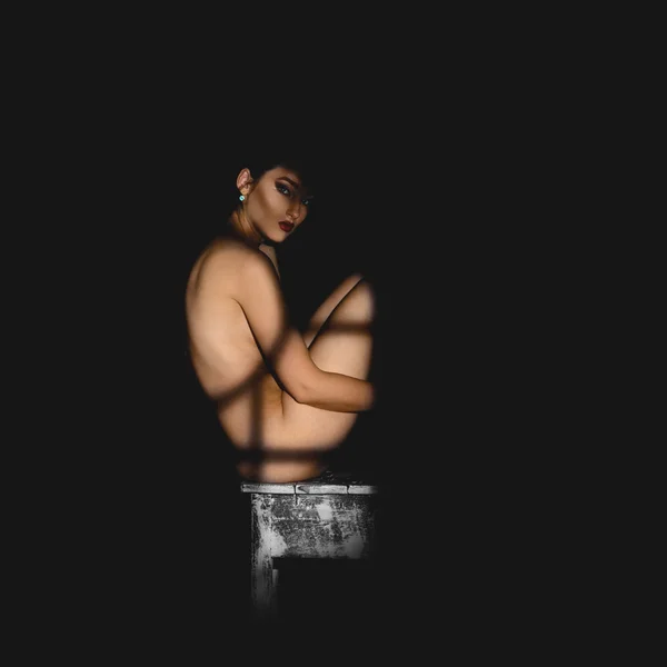 Menina nua com sombras no corpo — Fotografia de Stock