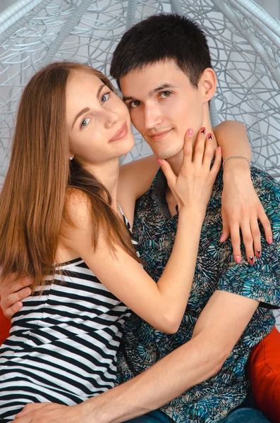 Chica joven pareja abrazos — Foto de Stock