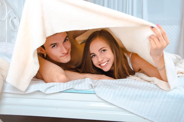 Jovem casal apaixonado sorrindo — Fotografia de Stock