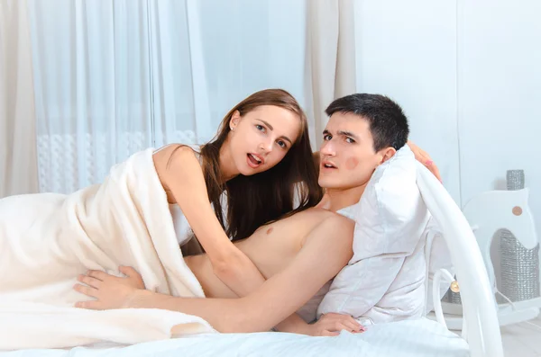 Jovem casal apaixonado sob o blanked — Fotografia de Stock