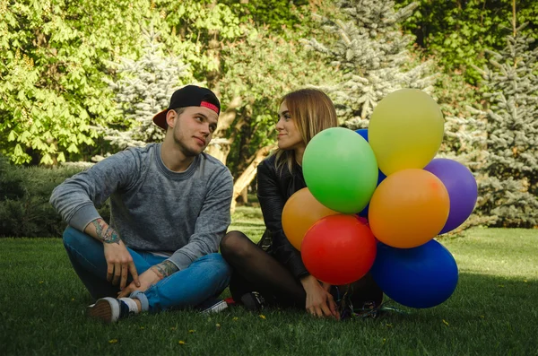 Couple assis sur l'herbe — Photo