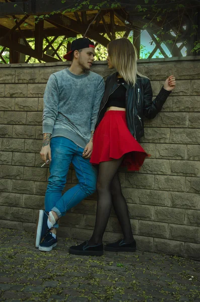 Cara bonito fuma e flerta com menina — Fotografia de Stock