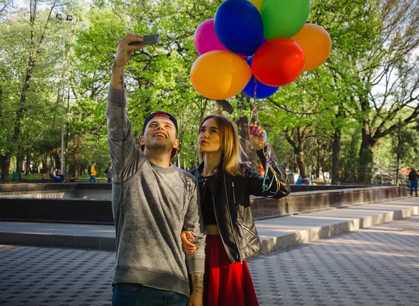 Piękna para sprawia, że selfie i uśmiechając się — Zdjęcie stockowe