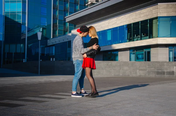 Pareja joven al aire libre Abrazando —  Fotos de Stock