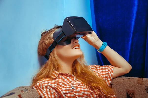 Chica en gafas de realidad virtual — Foto de Stock