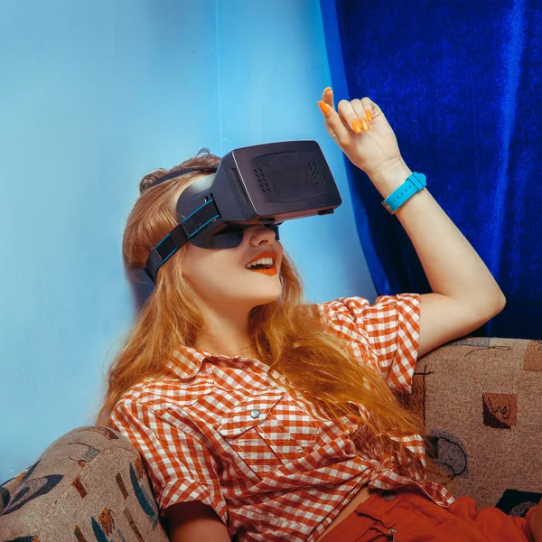 Chica en gafas de realidad virtual — Foto de Stock