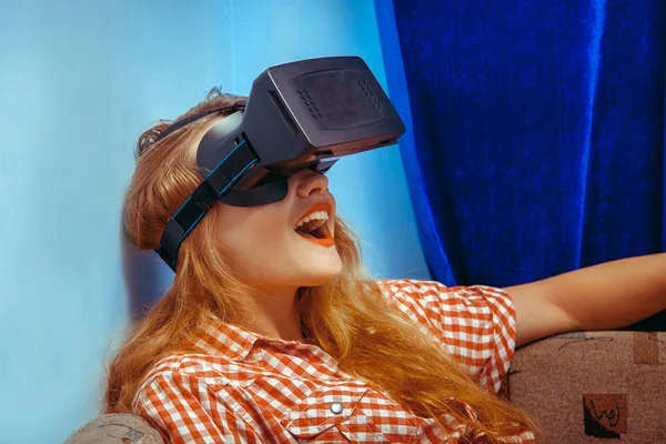 Chica en gafas VR — Foto de Stock