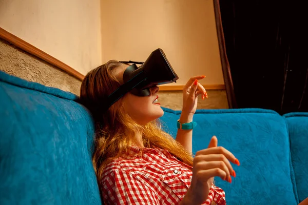 Mujer en casco de realidad virtual —  Fotos de Stock