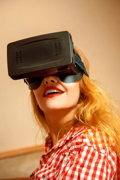 Chica joven en casco de realidad virtual — Foto de Stock