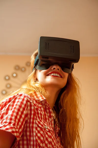 Chica en casco de realidad virtual — Foto de Stock