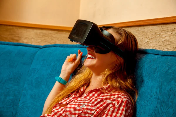 Chica en casco de realidad virtual — Foto de Stock