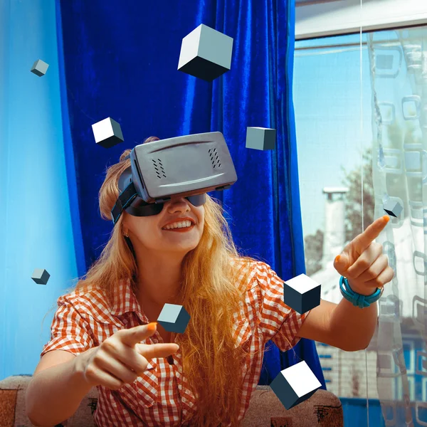 Mujer en casco de realidad virtual — Foto de Stock