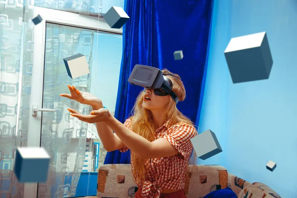 Mujer en casco de realidad virtual — Foto de Stock