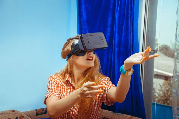 Mujer en casco de realidad virtual — Foto de Stock