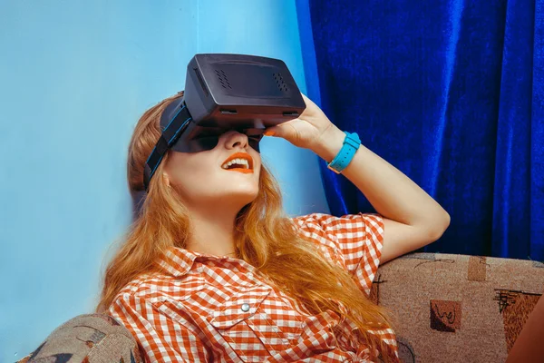 Eine Frau im Virtual-Reality-Helm — Stockfoto