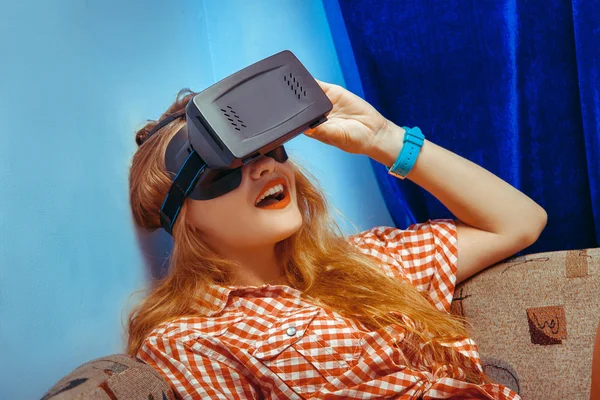 Chica en gafas de realidad virtual — Foto de Stock