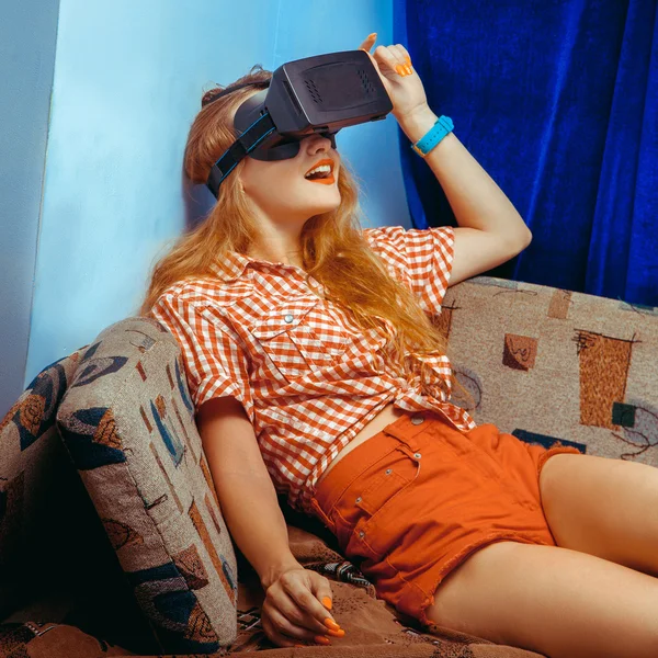 Chica joven en casco de realidad virtual — Foto de Stock