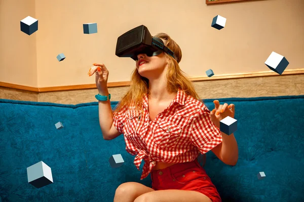 Chica en casco de realidad virtual con cubos 3d —  Fotos de Stock