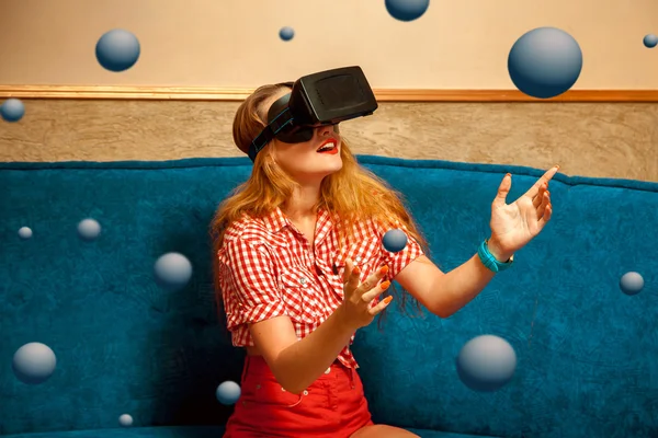 Belleza chica en casco de realidad virtual — Foto de Stock