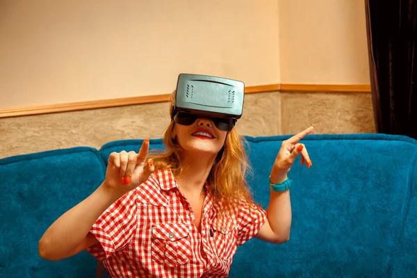 Fiatal lány virtuális-valóság sisak — Stock Fotó