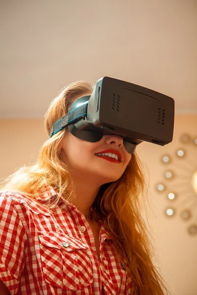 Mujer en casco de realidad virtual — Foto de Stock