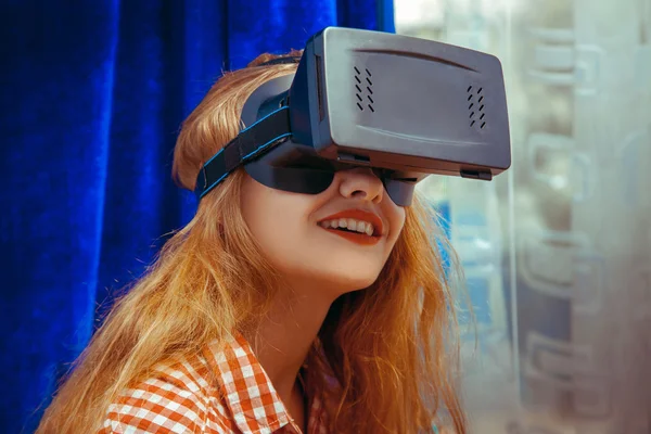 Mujer atractiva joven en casco de realidad virtual — Foto de Stock