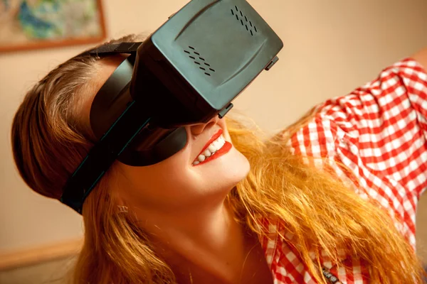 Femme en réalité virtuelle casque — Photo