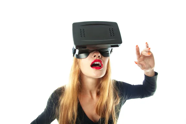 Frau im Virtual-Reality-Helm — Stockfoto