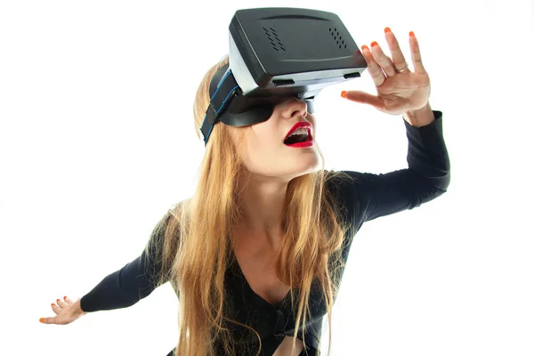 Mädchen im Virtual-Reality-Helm — Stockfoto