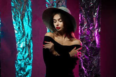 geniş ağzına kadar ile şapkalı genç kız