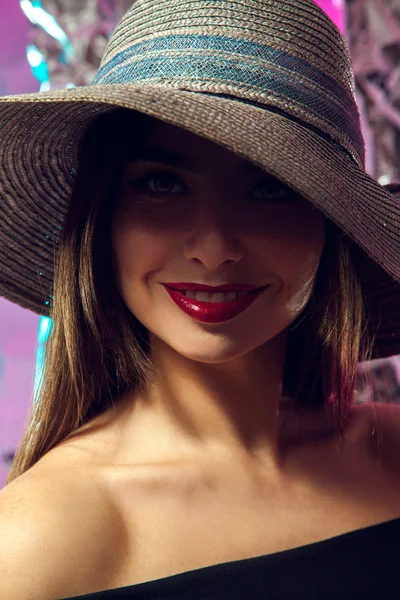 Счастливая девушка в шляпе с широкими краями — стоковое фото
