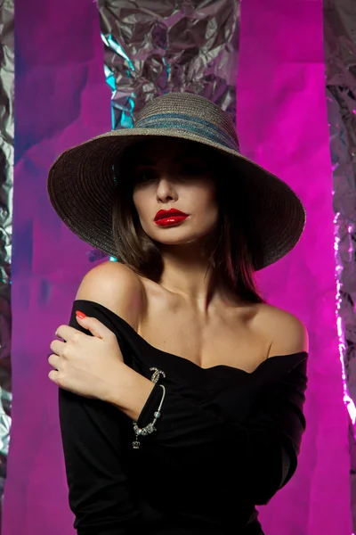 Σέξι κοπέλα στο καπέλο με ευρύ χείλος — Φωτογραφία Αρχείου