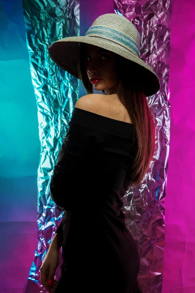 Affascinante donna in cappello con ala larga — Foto Stock