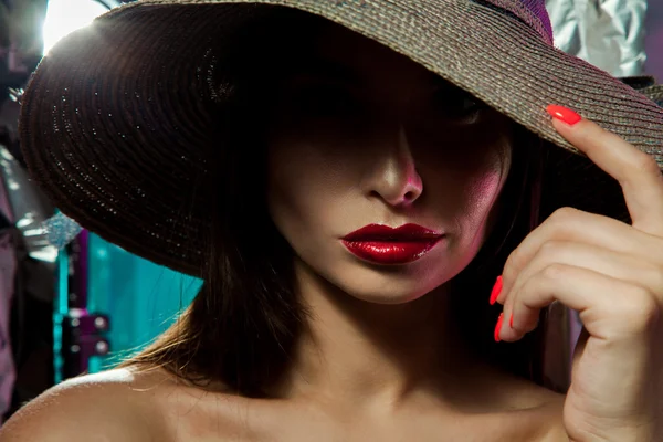 Mooie jonge dame met rode lippen — Stockfoto