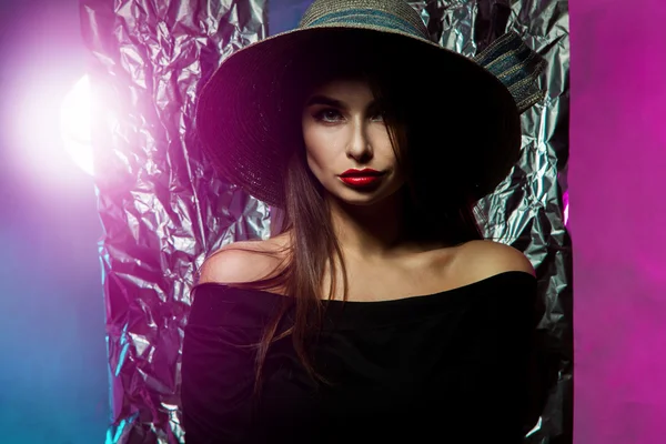 Retrato de hermosa joven con labios rojos — Foto de Stock