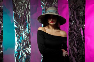 geniş ağzına kadar ile şapkalı Bayan