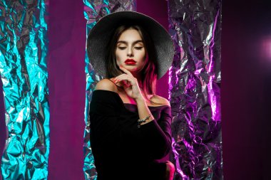 Çekici ciddi Bayan şapka